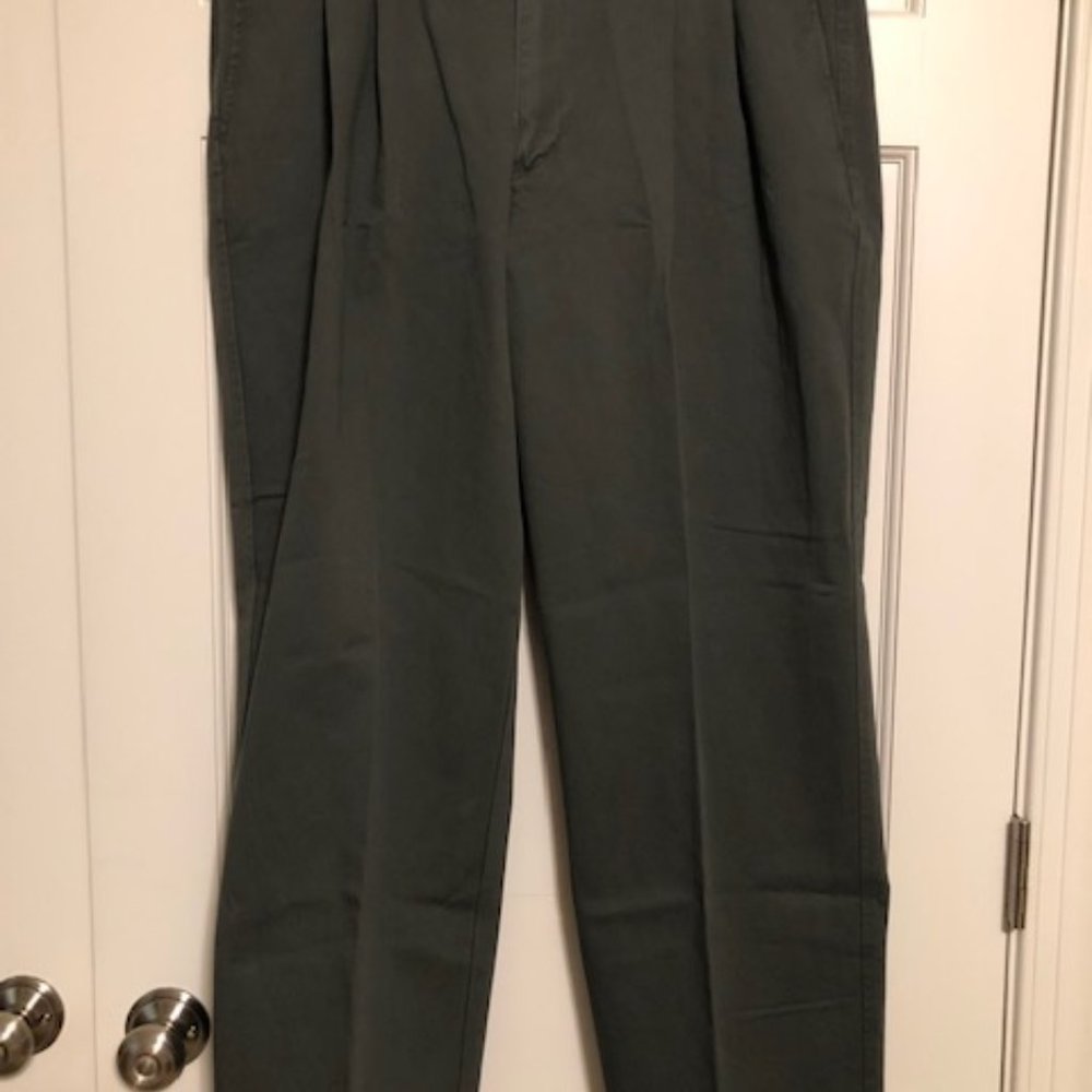 Men's Dockers Olive Green Pleated Khakis Size 38x30